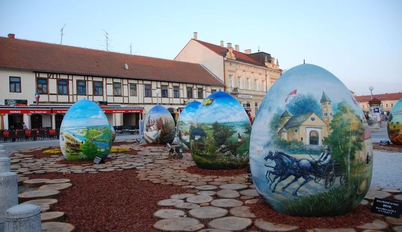 Chorvatská města jsou velikonočně nazdobena velikými kraslicemi. 