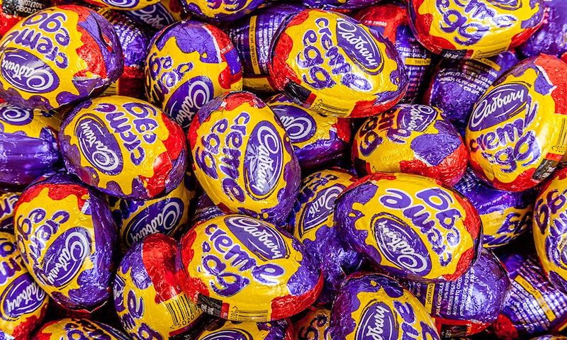 Cadbury eggs - populární irská čokoládová vajíčka. 