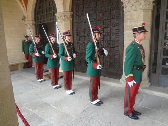 Stráže v San Marinu v pestrobarevných uniformách.