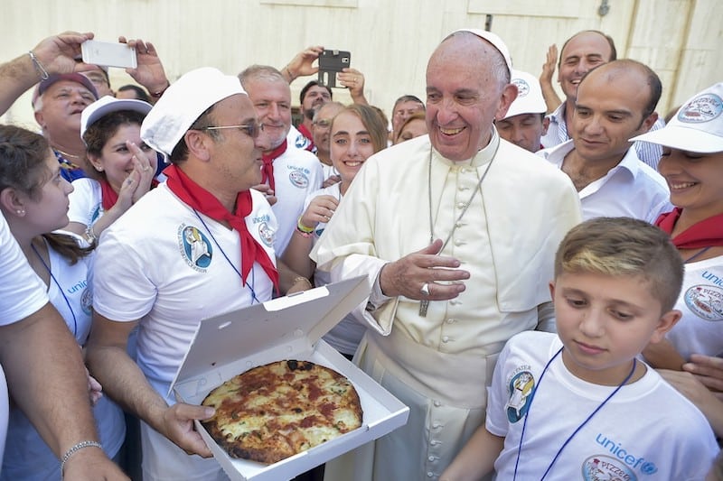 Papež František a pizza.