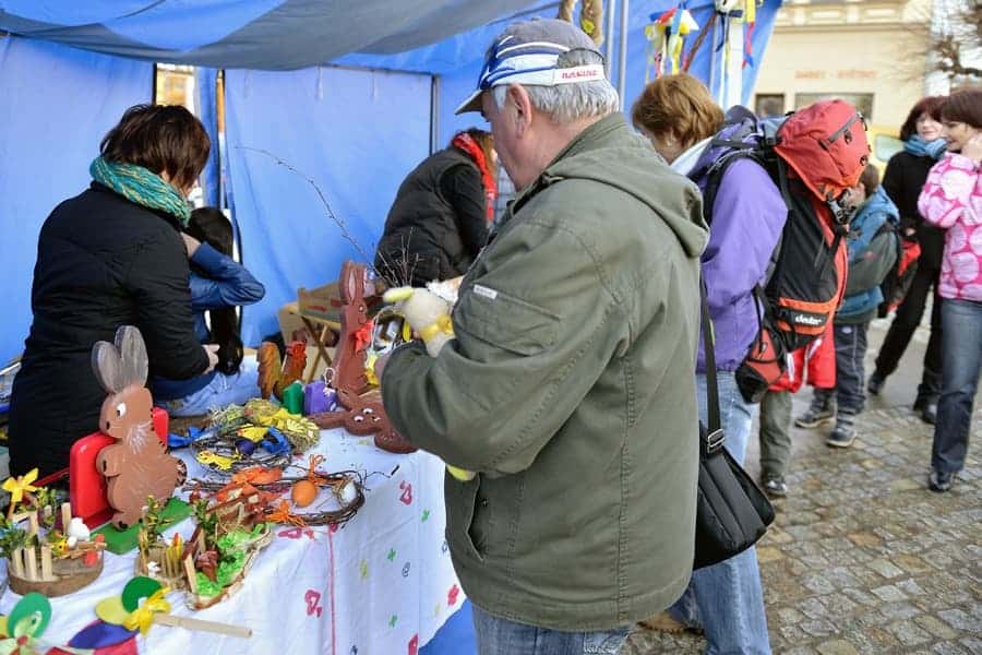 Stánek s velikonočními dekoracemi