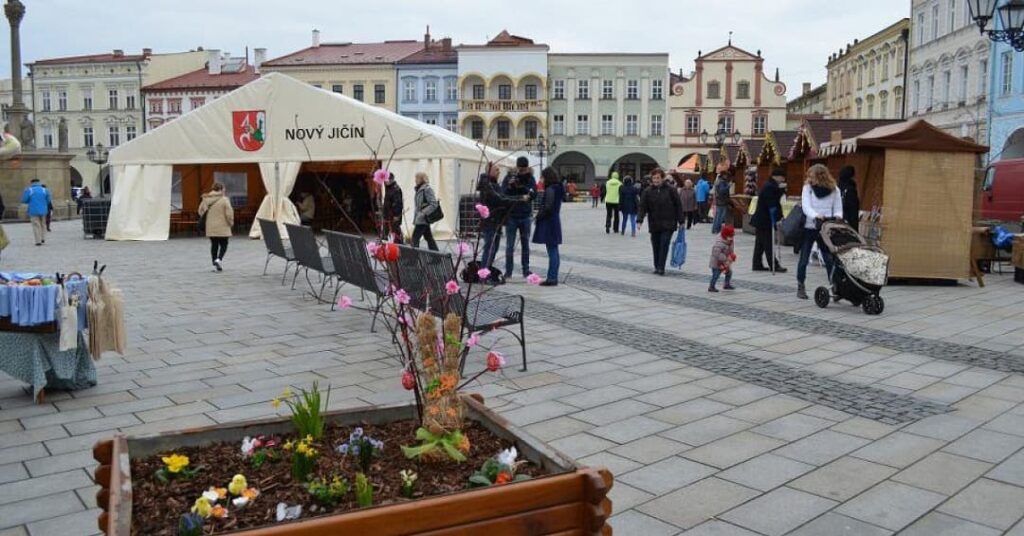 Velikonoční trh na náměstí v Novém Jičíně.