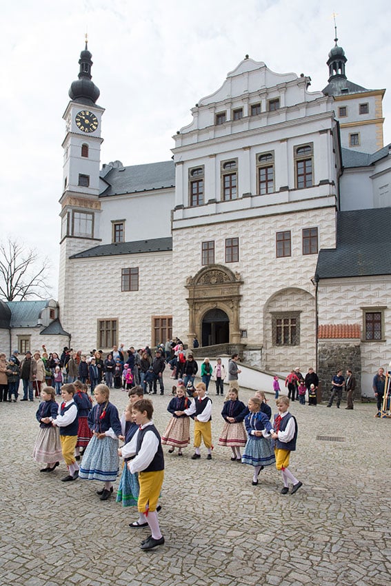 Vystoupení dětského souboru na velikonočních trzích.