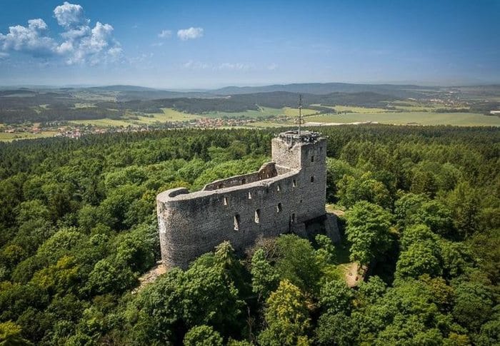 Pohled na zříceninu hradu Radyně.