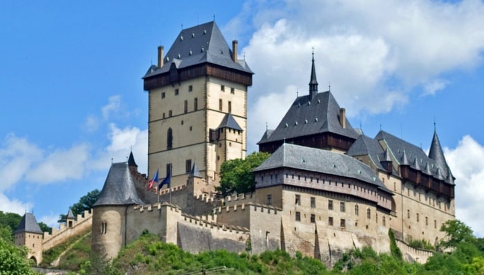 Hrad Karlštejn nedaleko Dobřichovic.