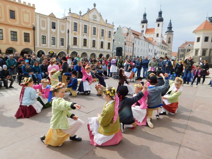 Velikonoční představení dětí na náměstí v Telči.