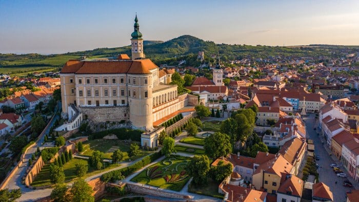 Pohled na zámek a historické centrum v Mikulově.