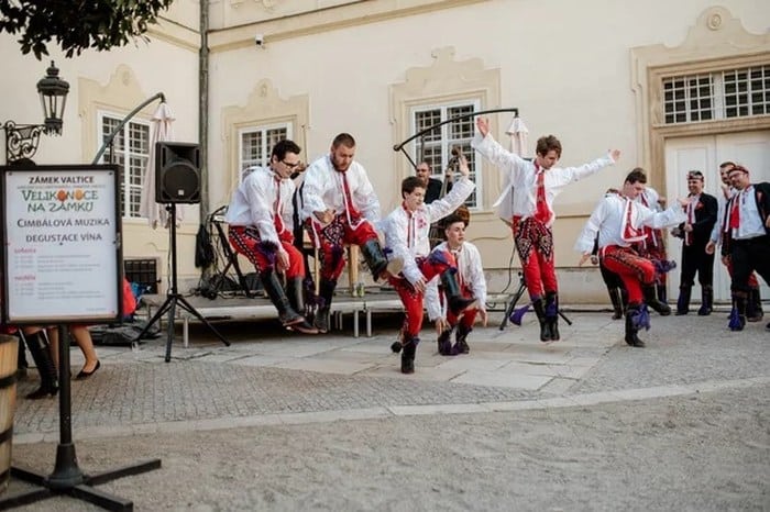 Folklorní představení na zámku Valtice.