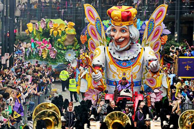 Lidé v průvodu Mardi Gras.