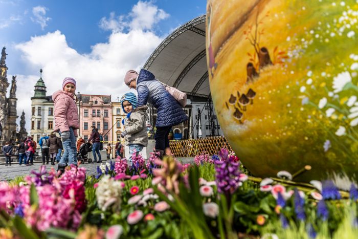 Obří velikonoční kraslice na olomouckém náměstí.