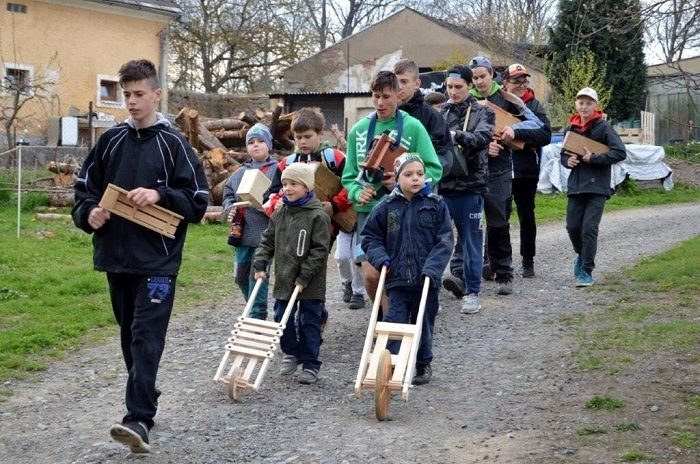 Chlapci jdoucí v průvodu na velikonoční řehtání.