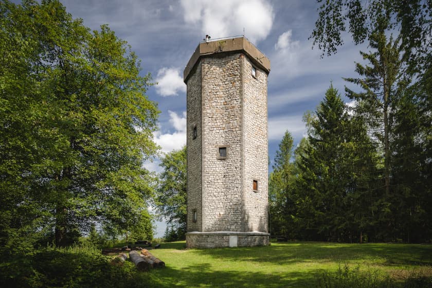 Kamenná rozhledna v Brdech. 